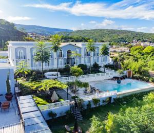 A piscina localizada em Vila Pugliesi Hotel Boutique ou nos arredores