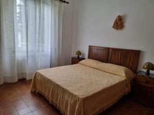 um quarto com uma cama e uma janela em La Casa di Marta 