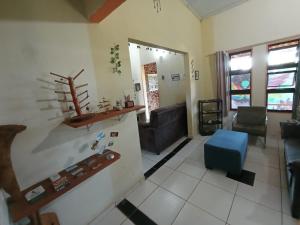 uma sala de estar com um sofá e uma cadeira azul em Hostel do Gui em Alto Paraíso de Goiás