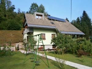 una pequeña casa con una escalera delante en Apartment Žvan, en Bohinj