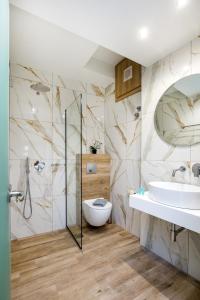 ein Badezimmer mit Dusche, Toilette und Waschbecken in der Unterkunft Studios Passa in Limenaria + 50 Fotos