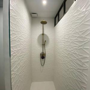 Jolie appartement en plein centre du village في ليه آرك-سور-ارجان: حمام مع دش بجدار أبيض