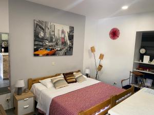 um quarto com uma cama e um carro laranja numa rua em Apartments Oaza em Split