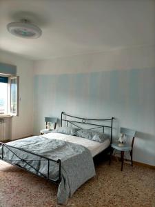 1 dormitorio con cama, mesa y ventana en Ca' del Laki, en Caprino Veronese