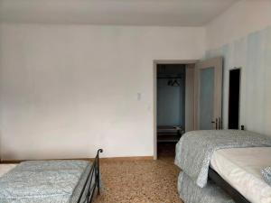 a bedroom with two beds in a room at Ca' del Laki in Caprino Veronese