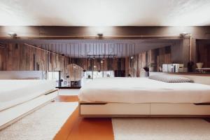 Nyu Domo b&b في Sedilo: غرفة نوم بسرير كبير وجدران خشبية