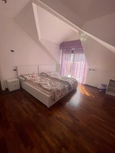 1 dormitorio con 1 cama y suelo de madera en Sunnyhouse, en Santa Margherita Ligure