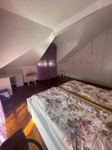 サンタ・マルゲリータ・リグレにあるSunnyhouseのベッドルーム(ベッド2台付)が備わる屋根裏部屋です。