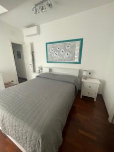 ein Schlafzimmer mit einem Bett und einem Bild an der Wand in der Unterkunft Sunnyhouse in Santa Margherita Ligure
