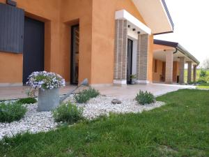 una casa con cortile fiorito in cortile di Agriturismo Verdecielo a Padova