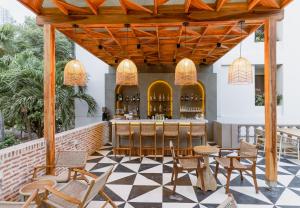 um bar com piso em xadrez e cadeiras em Hotel Caribe by Faranda Grand, a member of Radisson Individuals em Cartagena de Indias