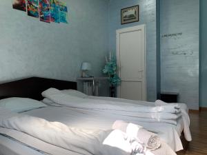 Rúm í herbergi á Domino Yerevan Hostel And Hotel