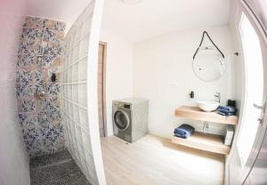 een badkamer met een wasmachine en een wastafel bij Villa Yanna in Benalmádena