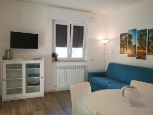 モノーポリにあるLa Preferita Appartamento vista lato Mareのリビングルーム(青いソファ、テレビ付)