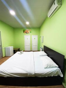 Rúm í herbergi á Domino Yerevan Hostel And Hotel