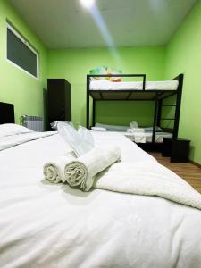 Rúm í herbergi á Domino Yerevan Hostel And Hotel