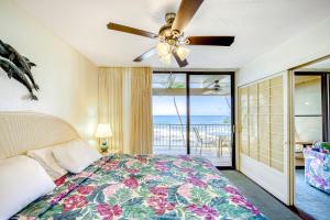 1 dormitorio con 1 cama y ventilador de techo en Kona Bali Kai #318, en Kailua-Kona