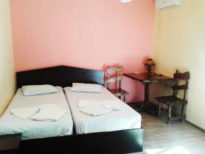 Rúm í herbergi á Domino Yerevan Hostel And Hotel