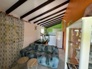 een woonkamer met een bank en een tafel bij Paradis le Clodyo in Sainte-Rose