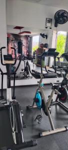 una palestra con diverse cyclette in una stanza di Cómoda habitación en apartamento a Medellín