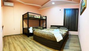 Rúm í herbergi á Domino Yerevan Hostel And Hotel