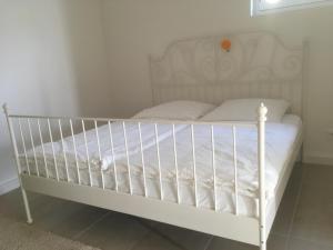 un letto bianco in una camera con una culla bianca di SweetSuites 40A Lavendelhaus a Mühlhausen/Thüringen