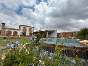 Majoituspaikassa Villa El Tomelloso tai sen lähellä sijaitseva uima-allas