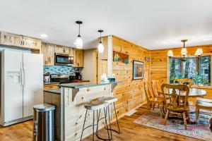 een keuken met een koelkast en een tafel en stoelen bij Three Bears Lodge in Boulder Junction