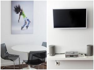 Televízia a/alebo spoločenská miestnosť v ubytovaní Apartament Witawa 22