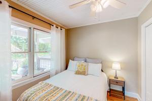 ein Schlafzimmer mit einem Bett und einem Fenster in der Unterkunft Cookie Cottage in Black Mountain