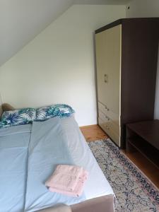 Bett mit rosa Handtuch auf dem Zimmer in der Unterkunft Vikendica Drina in Ljubovija