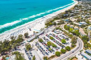 - une vue aérienne sur la plage et l'océan dans l'établissement Bungalow A, à Bradenton Beach