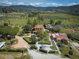 een luchtzicht op een huis met een rivier bij Agriturismo Al posto giusto in Piombino