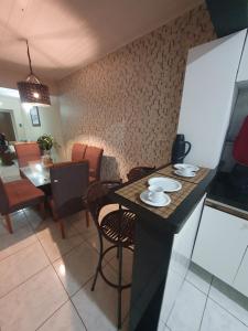 a kitchen and dining room with a table and chairs at Casa 3quartos rota Maragogi Carneiros in São José da Coroa Grande