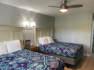 1 dormitorio con 2 camas y ventilador de techo en Kennebunkport Motor Lodge, en Kennebunkport