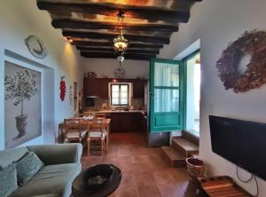 sala de estar con sofá y comedor en Village Sense, Pergola & Unlimited View en Andros