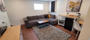 uma sala de estar com um sofá e uma mesa em Private Studio Apartment House em Calgary