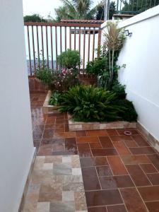 a patio with plants and a fence at Casa Espetacular no Centro de Diamantina in Diamantina