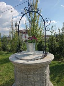 un baño de piedra con un sembrador en un patio en La Torre B&B Home and Relax en Amorosi