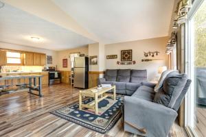 Η κουζίνα ή μικρή κουζίνα στο Lakefront Phelps Cabin with Boat Dock and Water Toys!