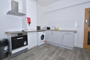 une cuisine blanche avec un lave-linge et un lave-linge dans l'établissement Stay - The Wellington Burton on Trent, à Burton-on-Trent