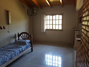 una camera con un letto in una stanza con una finestra di EUCASOL a San José
