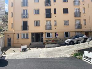 a building with a car parked in front of it at Appartement climatisé centre-Ville in Bastia +1 photo