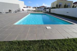 einen Pool im Garten mit Fliesenboden in der Unterkunft T3 Euro Beach Life - Salir do Porto in Salir de Porto