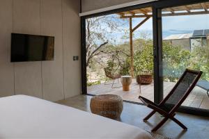 TV a/nebo společenská místnost v ubytování Eolia Sustainable Design Hotel