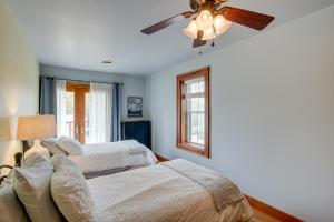 um quarto com 2 camas e uma ventoinha de tecto em Elkhart Lake Vacation Rental 3 Mi to Road America! em Elkhart Lake