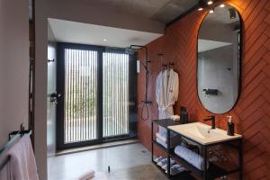 un bagno con lavandino e specchio di Eolia Sustainable Design Hotel a Manta