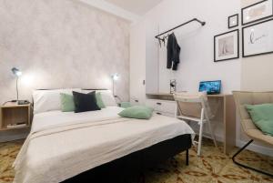 1 dormitorio con 1 cama grande y 1 silla en Monolocale comodo e funzionale sopra la metro Turro, en Milán