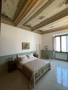 a bedroom with a bed and a coffered ceiling at Appartamento Sant'Ambrogio in Florence