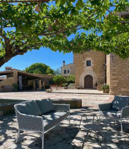 d'une terrasse avec deux chaises et une table. dans l'établissement Mas Feliu Turismo Rural, à Pujals dels Cavallers